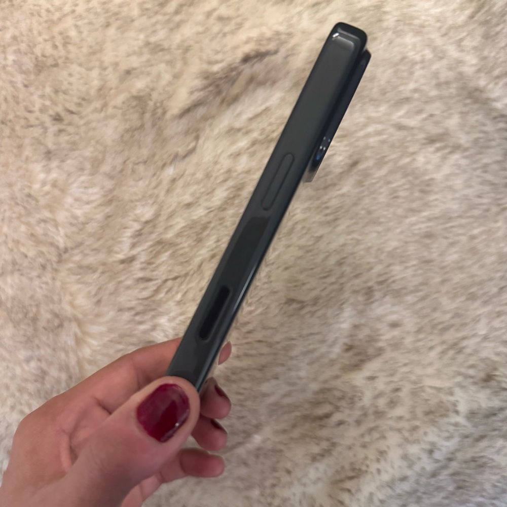 Beats by Dre iPhone 16 Pro Case with MagSafe Black - Picture 7 of 11